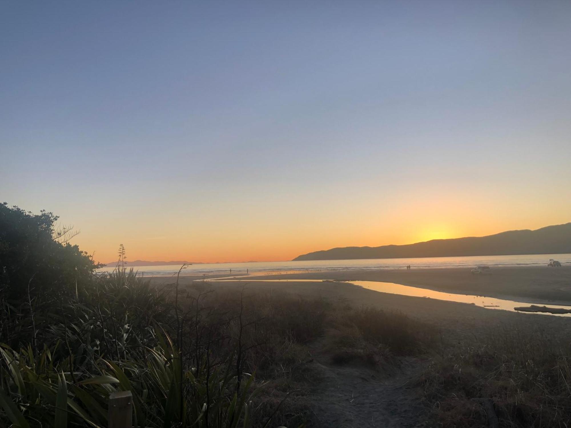 Top Floor Bed And Breakfast Paraparaumu Exteriör bild